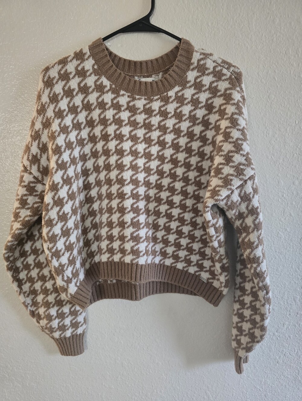 Hollister Beige and White Houndstooth Crewneck cropped Sweater sz Med